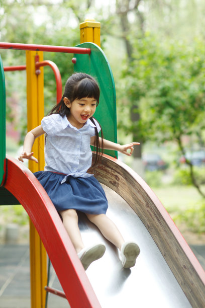 小女孩滑滑梯图片下载