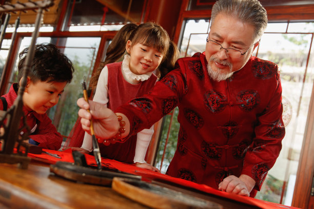 祖孙三人一起写春联图片下载
