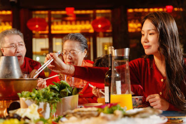春节东方家庭在中式庭院内聚餐图片下载