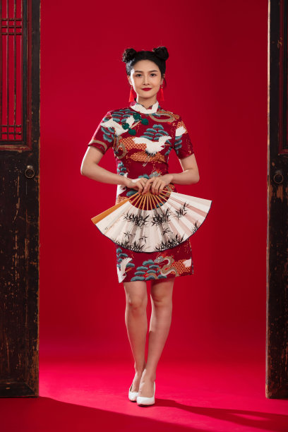 穿旗袍的青年女人图片下载