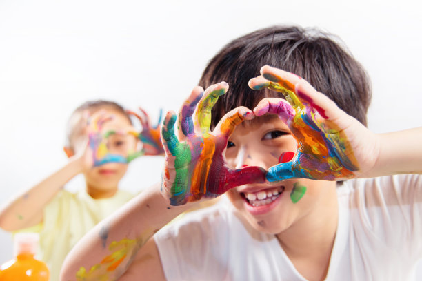 手上涂满颜料的小学生图片下载