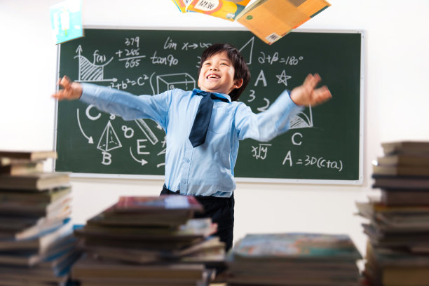 教室里兴奋的小学生图片下载