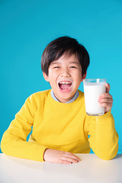 快乐的小男孩喝牛奶图片下载