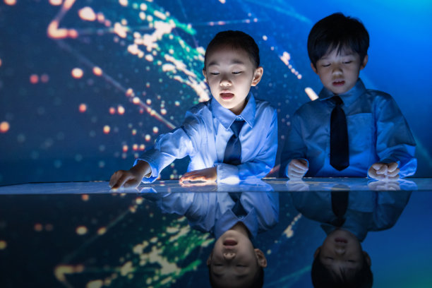 课堂上的小学生图片下载