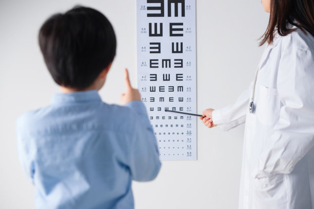 小学男生测视力图片下载