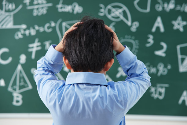 小学男生被数学题难住的背影图片下载