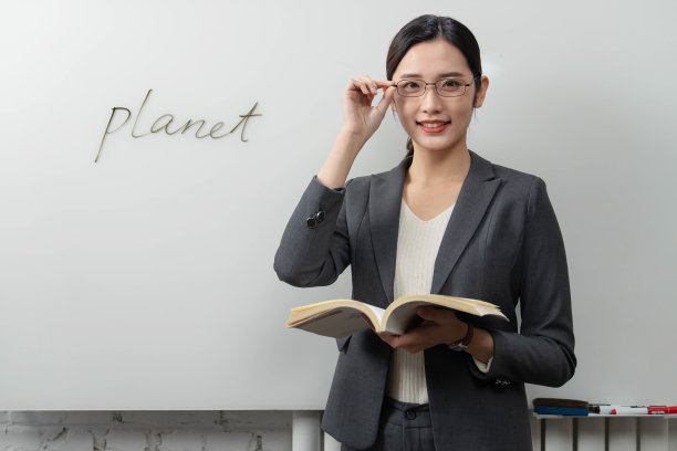 教英语的青年女教师图片下载