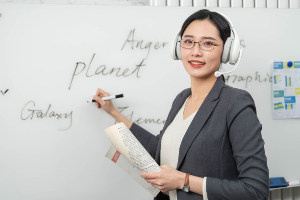 直播上网课的青年女教师素材图片