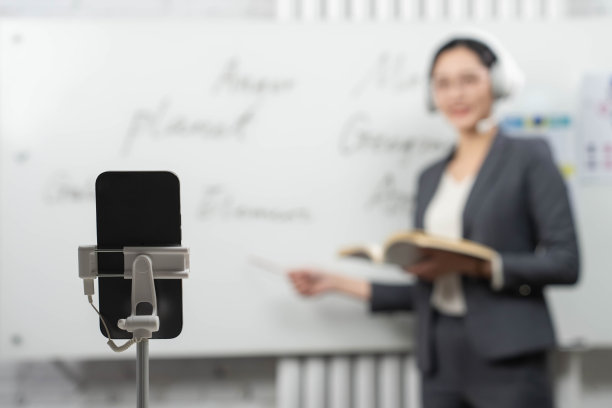 直播上网课的青年女教师图片下载