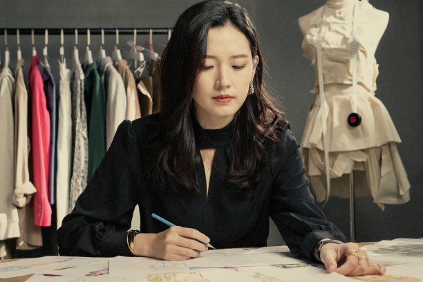 服装设计师手绘设计图图片下载