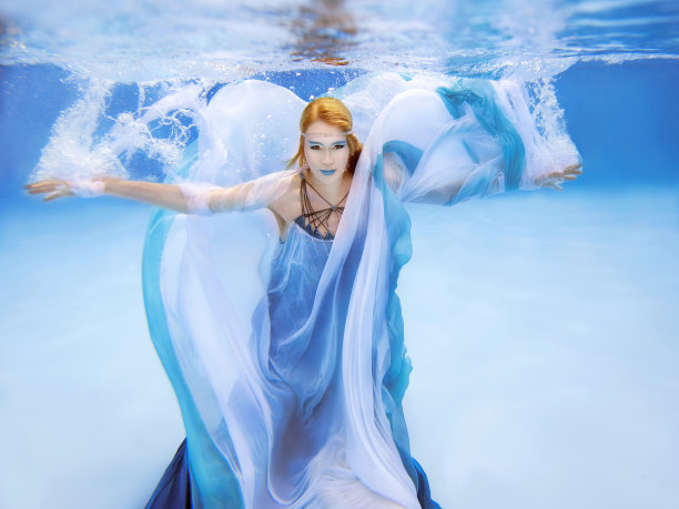 水下时尚肖像美丽的金发年轻女子在蓝色的裙子图片下载