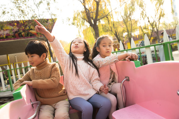 男孩女孩坐过山车图片下载