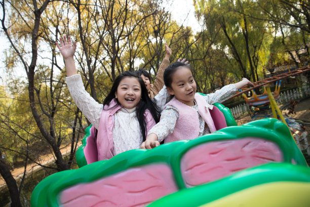 男孩女孩坐过山车图片下载