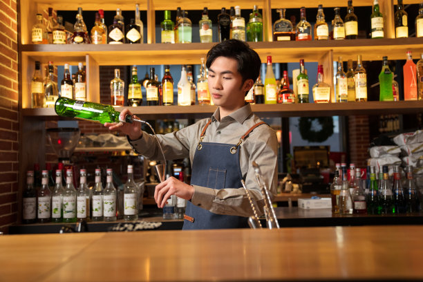 酒吧调酒师图片下载