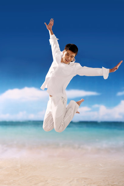 东方男人在海边图片下载