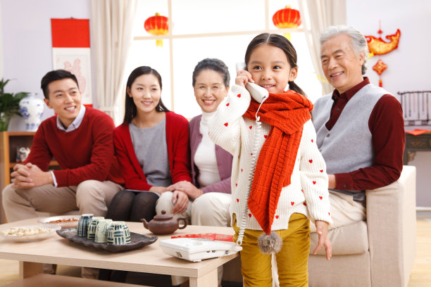 快乐家庭过新年打电话图片下载