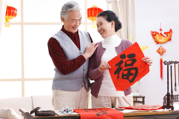 老年夫妇新年写春联素材图片