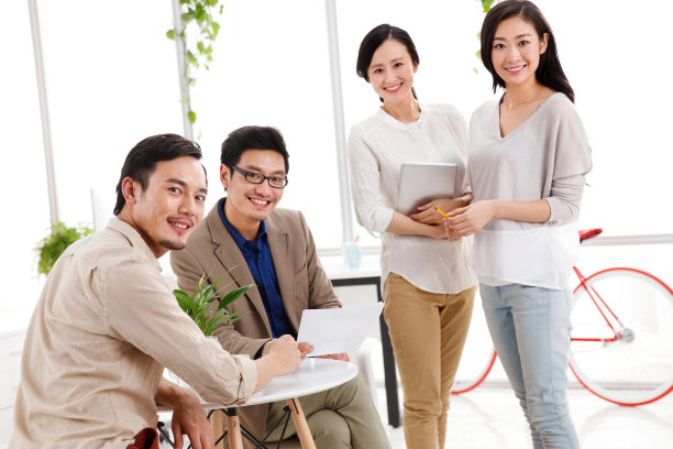 商务男女在办公室工作图片下载