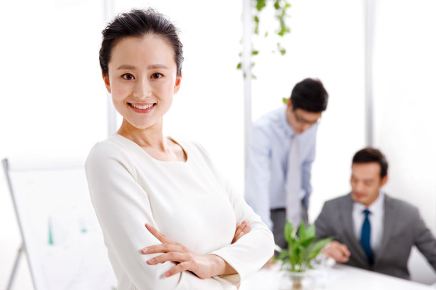 商务人士在办公室工作图片下载