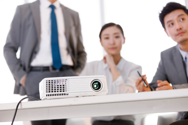 会议室里的投影设备图片下载