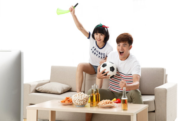 年轻球迷看比赛欢呼呐喊图片下载