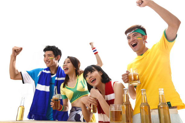 青年球迷看比赛欢呼呐喊图片下载