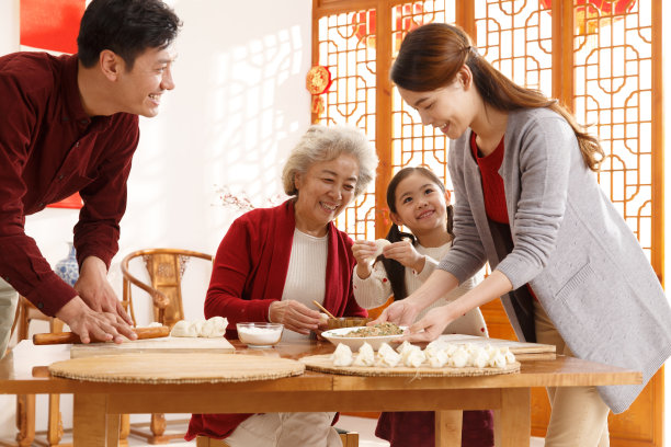 幸福家庭过年包饺子图片下载