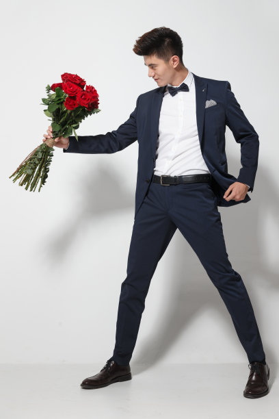 青年男人拿着玫瑰花图片下载