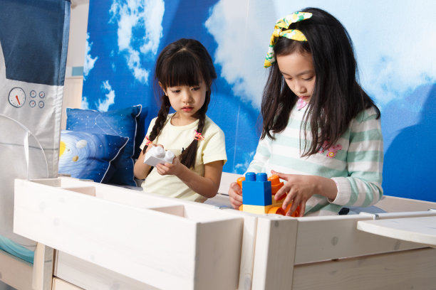 可爱的小女孩卧室玩耍图片下载