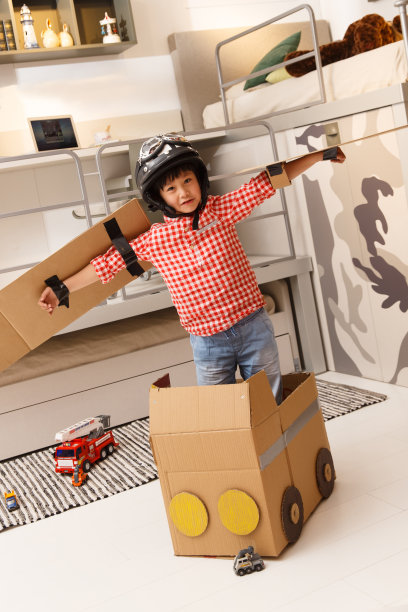 小男孩在卧室玩耍图片下载