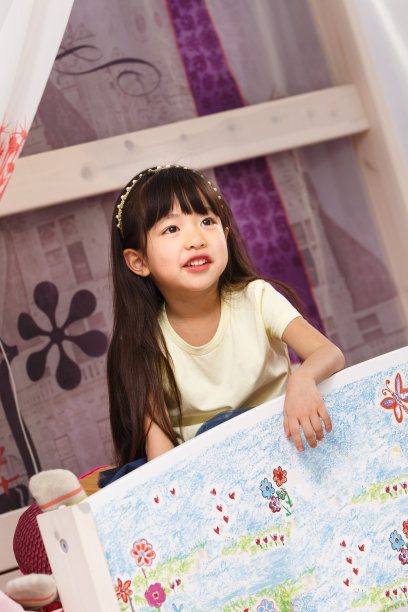 可爱的小女孩在床上玩耍图片下载