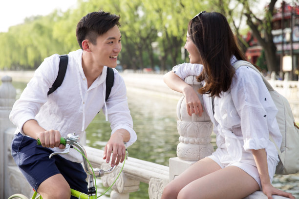 快乐的青年情侣图片下载