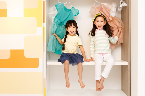 可爱的小女孩坐在衣柜里图片下载