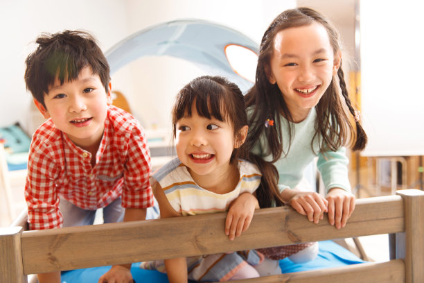 欢乐的儿童在床上玩耍图片下载