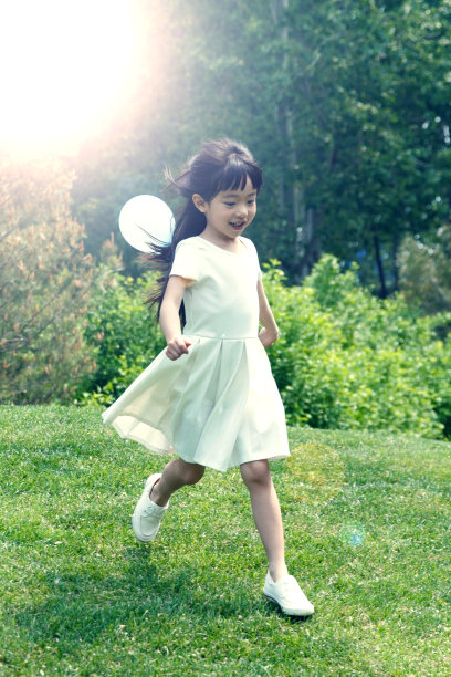 小女孩在草地上玩耍图片下载