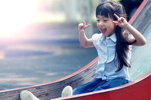 小女孩滑滑梯图片下载