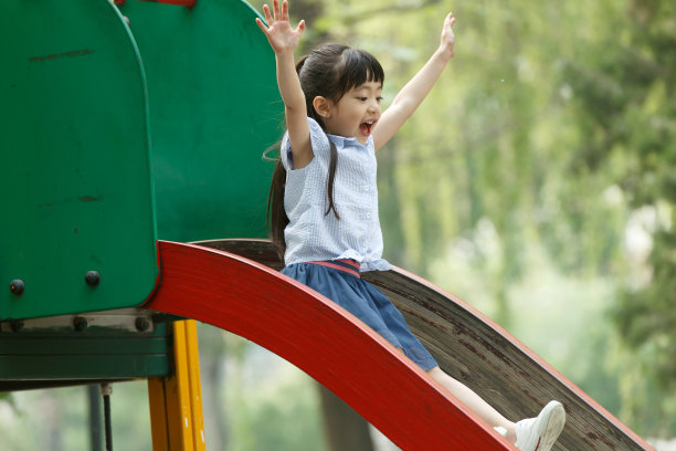 小女孩滑滑梯图片下载