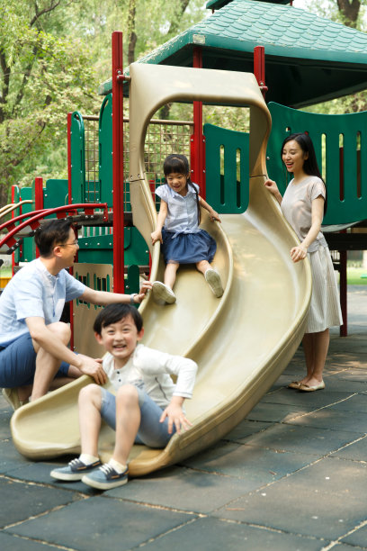 一家四口滑滑梯图片下载