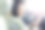 青年女人坐在汽车里看手机图片下载