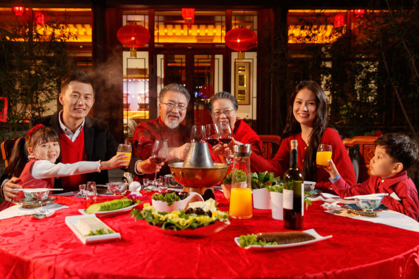 东方家庭在中式庭院内干杯庆祝新年图片下载