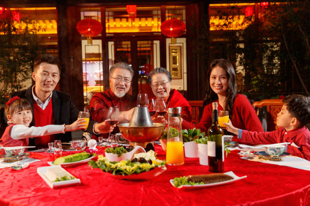 东方家庭在中式庭院内干杯庆祝新年图片下载
