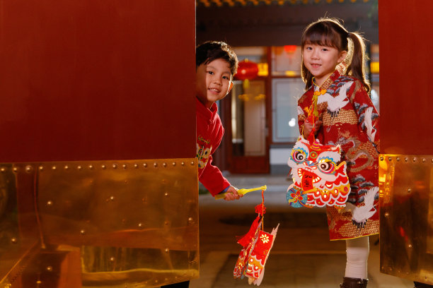 欢乐的男孩女孩庆祝新春图片下载