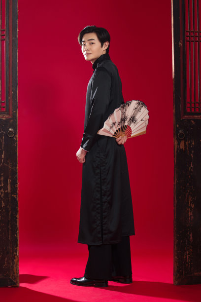 穿着传统服装的青年男人图片下载