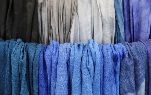 详细的近距离观察在面料市场发现的布料和不同颜色的面料样品图片下载