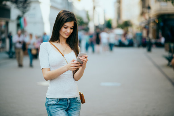 行走在布达佩斯的女人图片下载