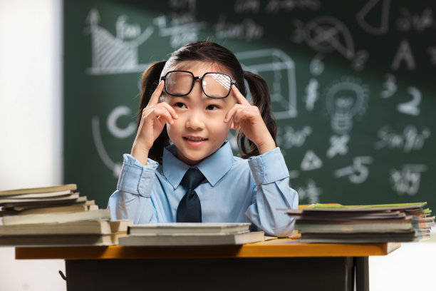 戴眼镜的小学女生图片下载
