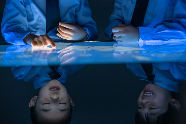 课堂上的小学生图片下载