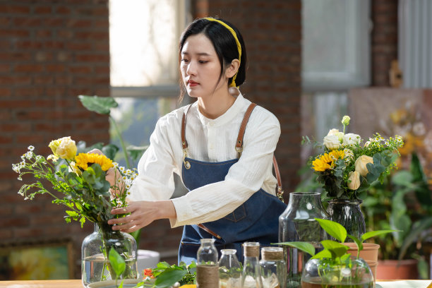 插花师在工作室插花图片下载