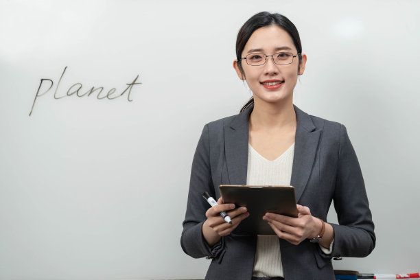 教英语的青年女教师素材图片