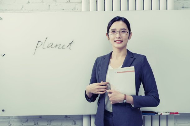 教英语的青年女教师图片下载